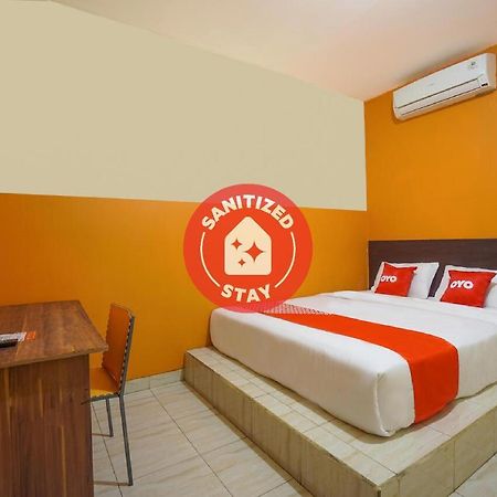Hotel Super Oyo 2639 Oxy Townhouse à Manado Extérieur photo