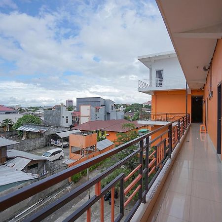 Hotel Super Oyo 2639 Oxy Townhouse à Manado Extérieur photo