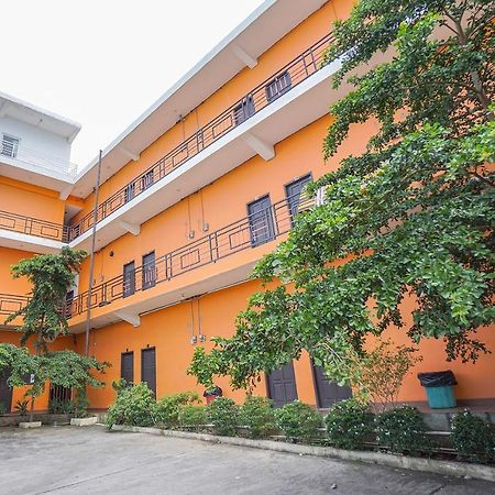 Hotel Super Oyo 2639 Oxy Townhouse à Manado Extérieur photo