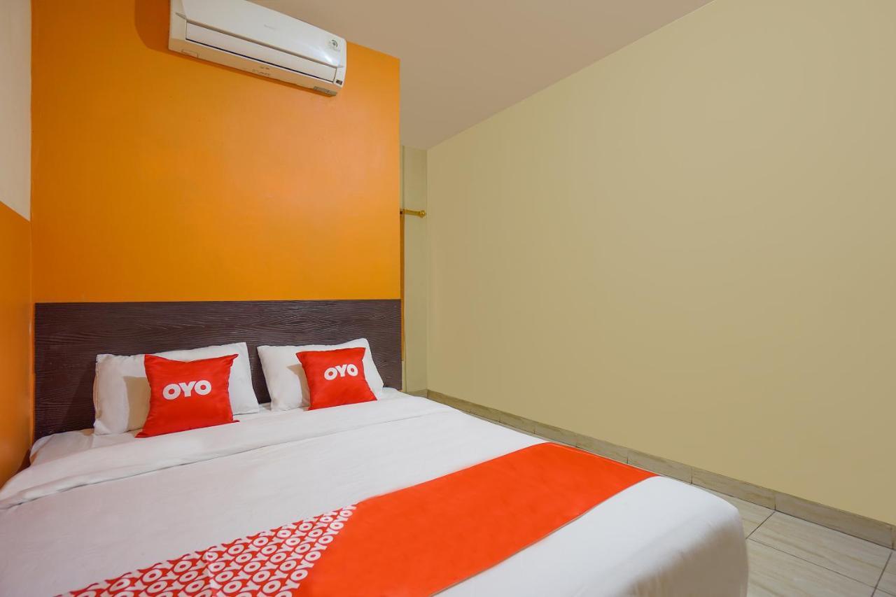 Hotel Super Oyo 2639 Oxy Townhouse à Manado Extérieur photo