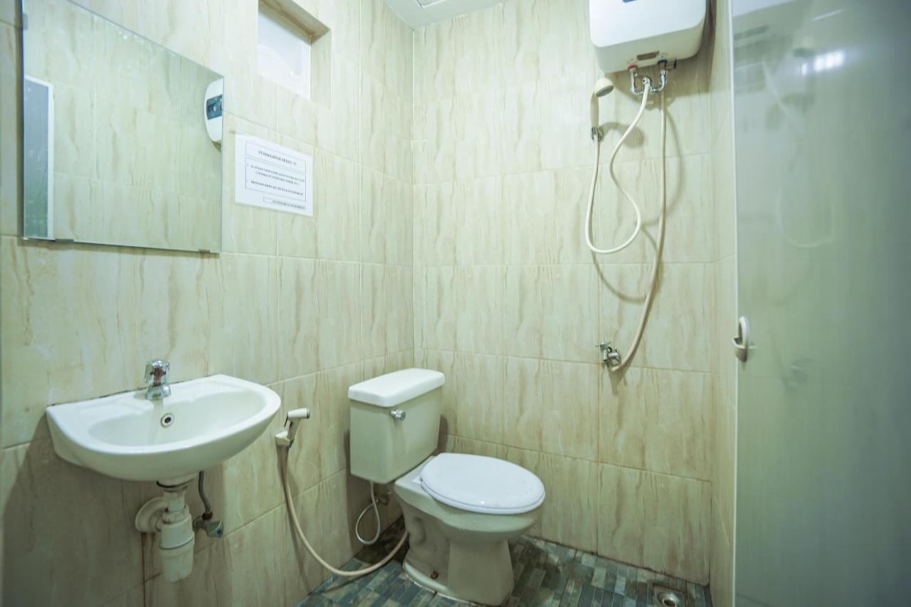 Hotel Super Oyo 2639 Oxy Townhouse à Manado Extérieur photo