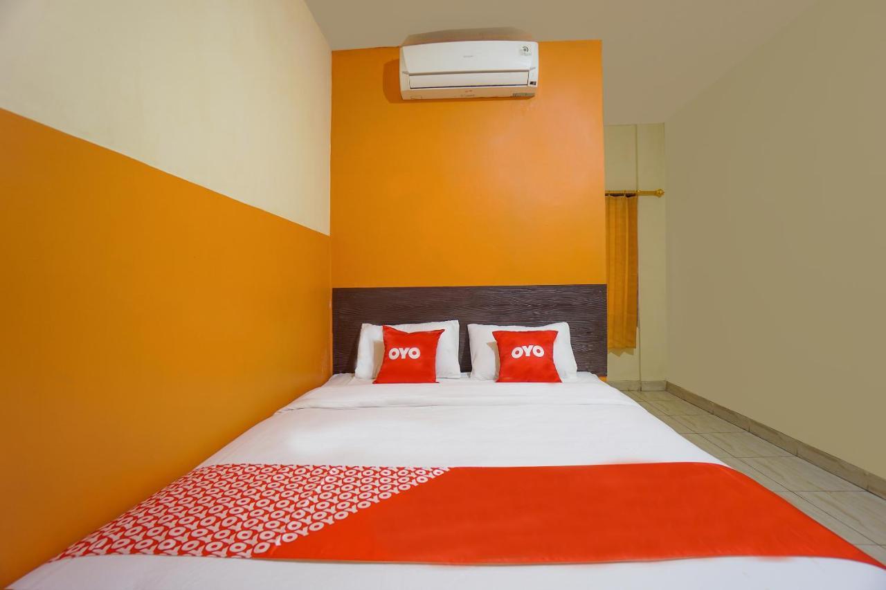 Hotel Super Oyo 2639 Oxy Townhouse à Manado Extérieur photo