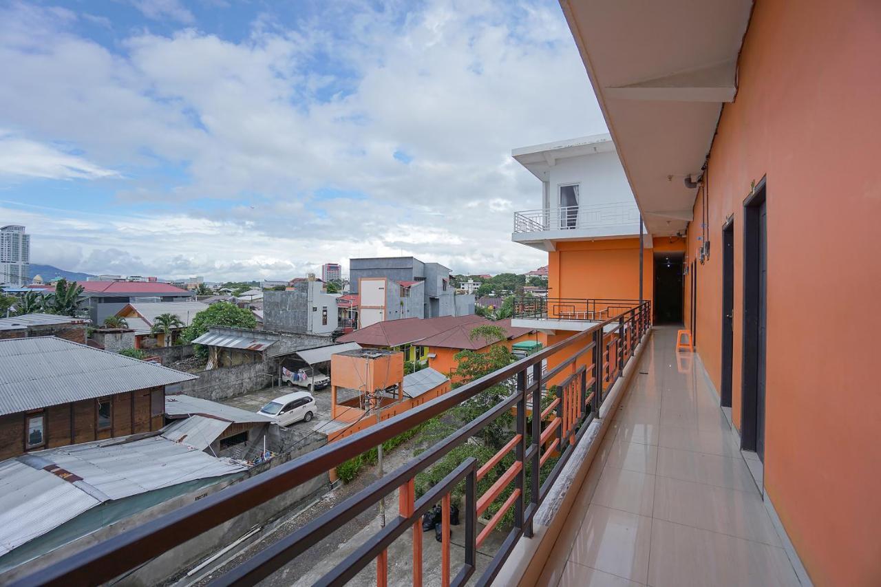 Hotel Super Oyo 2639 Oxy Townhouse à Manado Extérieur photo