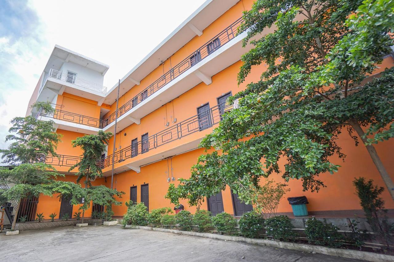 Hotel Super Oyo 2639 Oxy Townhouse à Manado Extérieur photo