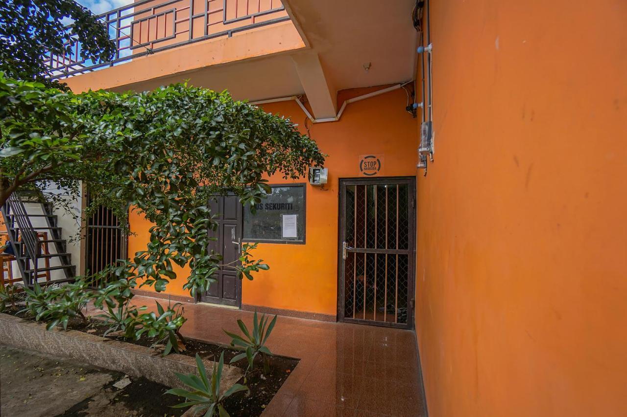 Hotel Super Oyo 2639 Oxy Townhouse à Manado Extérieur photo