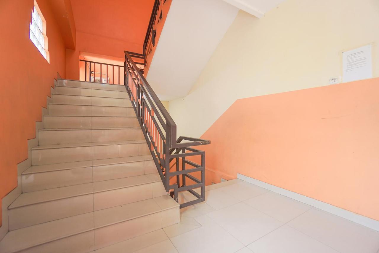Hotel Super Oyo 2639 Oxy Townhouse à Manado Extérieur photo